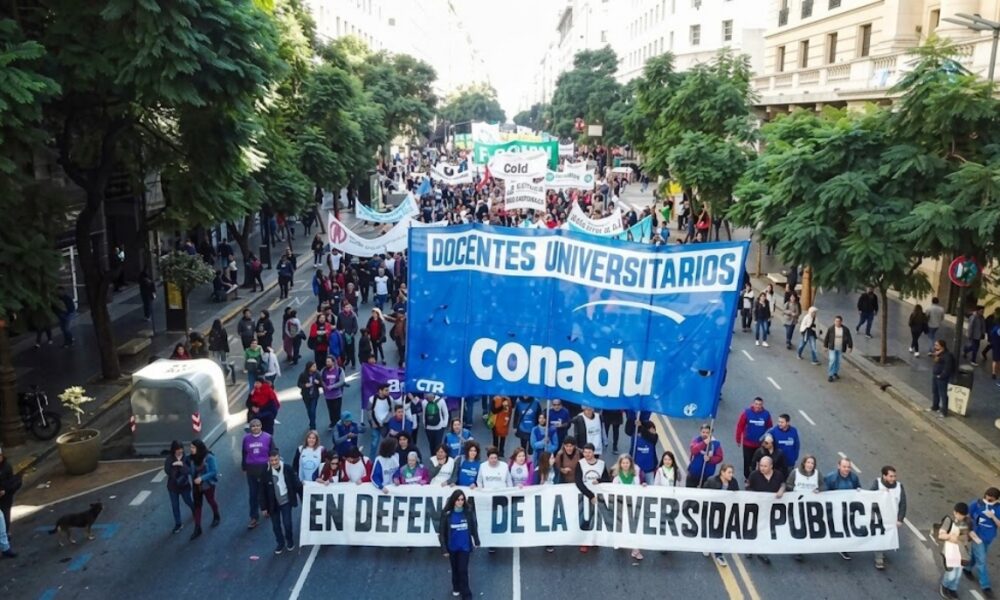 Docentes universitarios se van a paro de 48 horas en Argentina