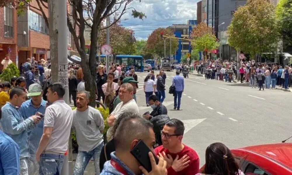 Fuerte terremoto de magnitud 7.4 sacudió a Colombia