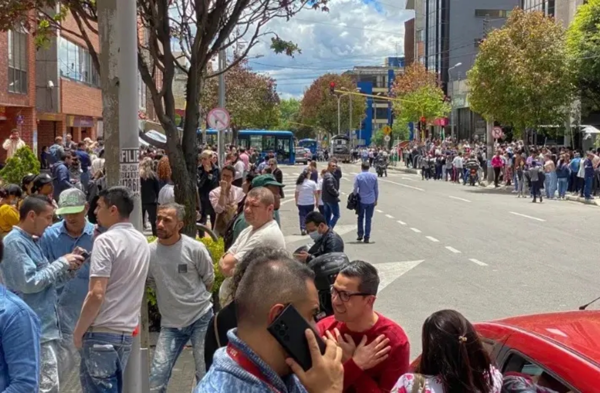 Fuerte terremoto de magnitud 7.4 sacudió a Colombia