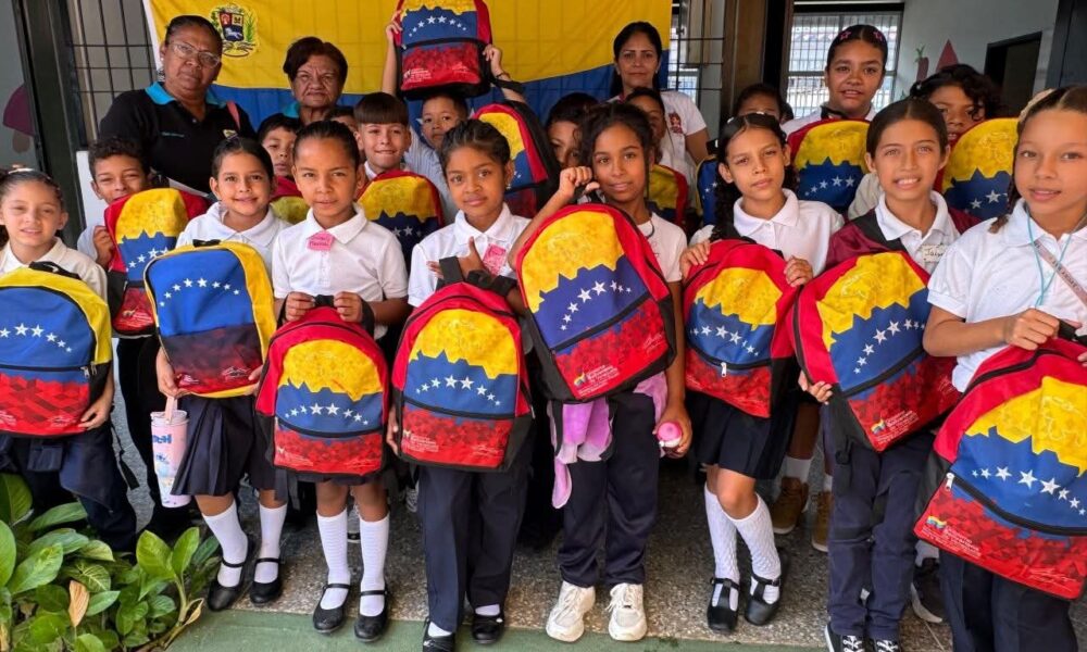 Entregan útiles y uniformes escolares a 300 alumnos en Barquisimeto