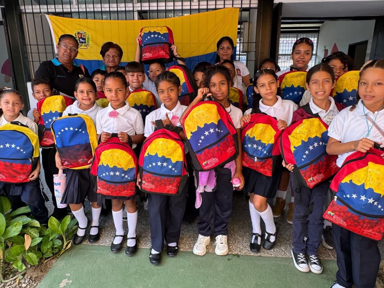 Entregan útiles y uniformes escolares a 300 alumnos en Barquisimeto