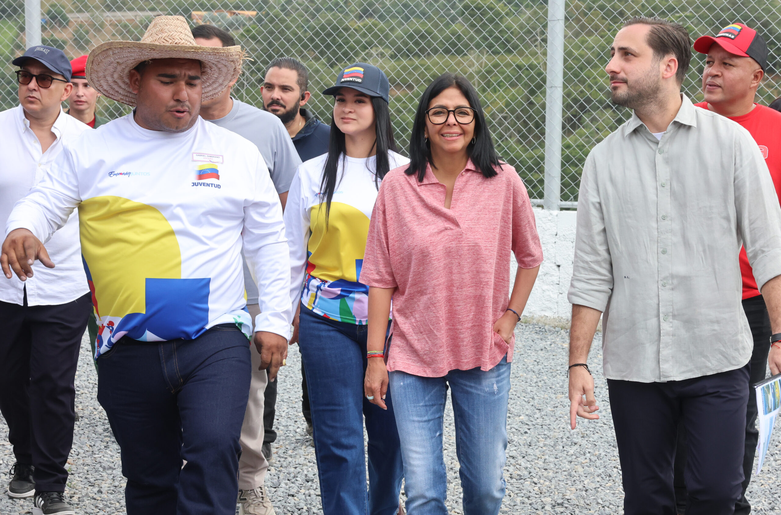 Mandataria visita centro de producción agropecuaria joven «El Granero de Dios»