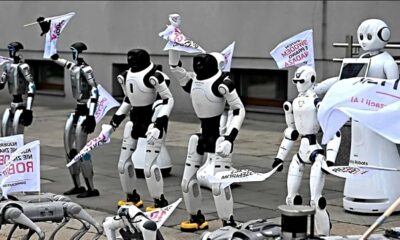 Robots protestan en calle y exigen regulación de IA