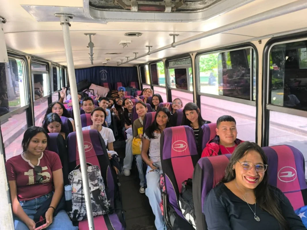 Bachilleres de Guárico inician viaje hacia Amazonas como parte del Reconocimeinto al Mérito Estudiantil