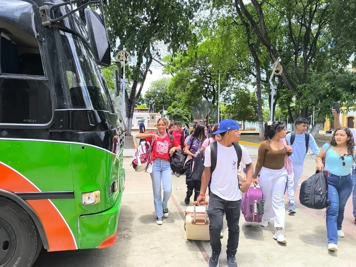 Bachilleres de Guárico inician viaje hacia Amazonas como parte del Reconocimeinto al Mérito Estudiantil