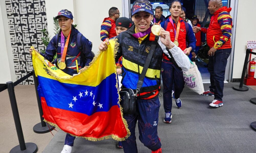 Deportistas de boxeo y remo triunfantes