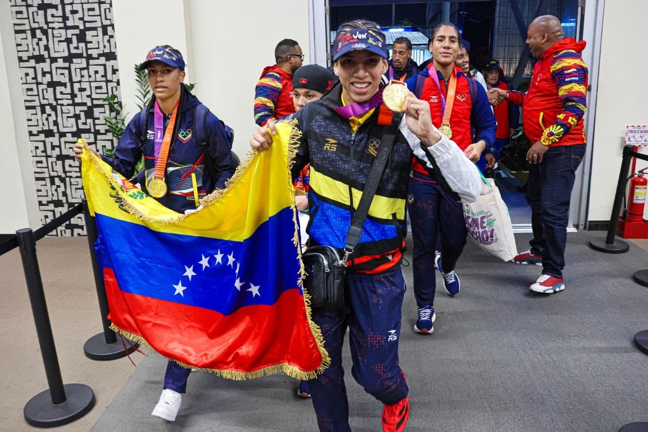 Deportistas de boxeo y remo triunfantes