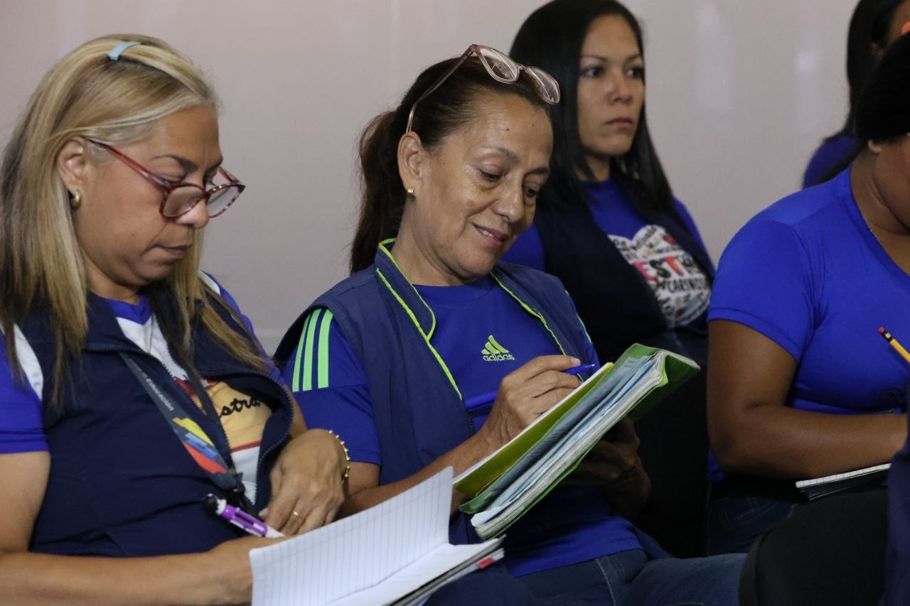 Convocan a docentes y personal administrativo a participar en programas de formación