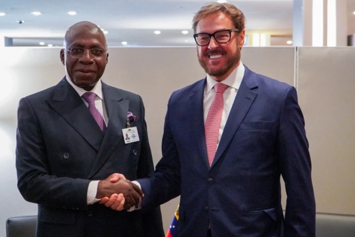 Angola y Venezuela revisan agenda de cooperación en materia energética y comercial