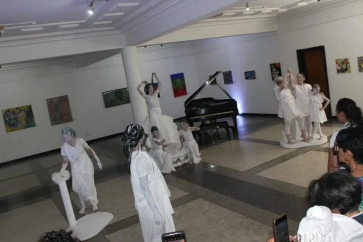 Inauguran la exposición "El Sol la Volvió Color" en Los Teques