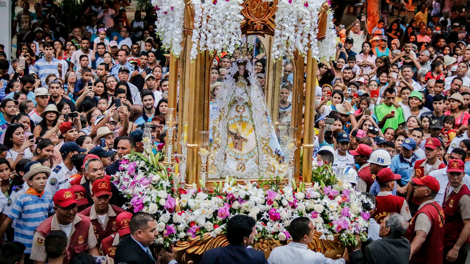 Mandataria rinde homenaje a la Virgen del Valle