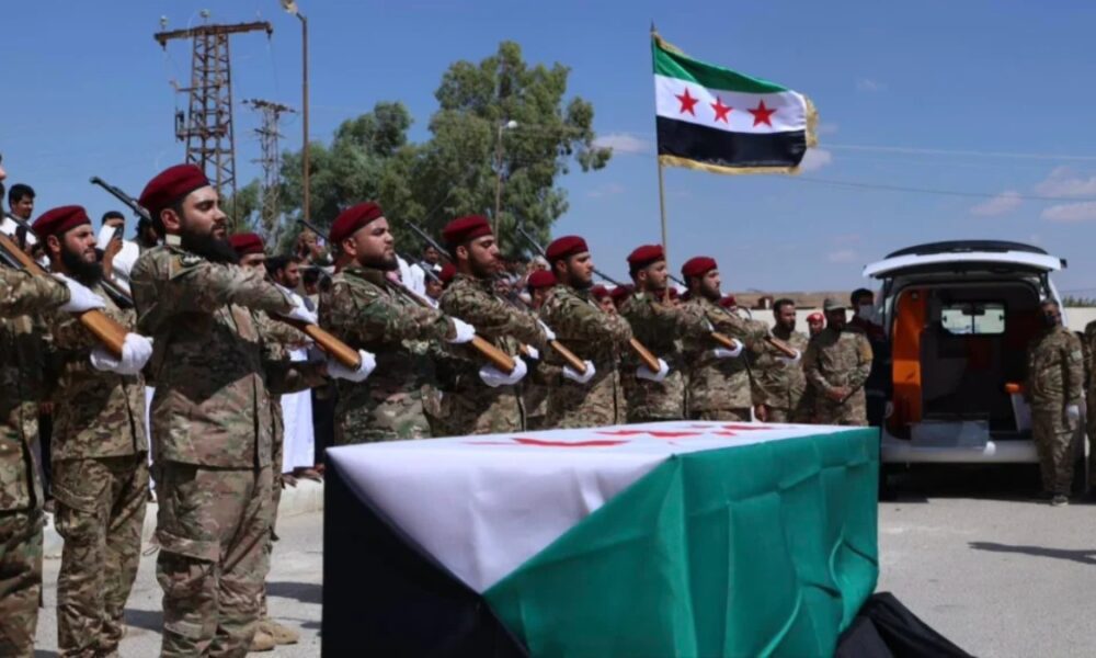 Rinden honores a militartes fallecidos tras explosión de depósito de armas en Siria