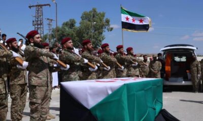 Rinden honores a militartes fallecidos tras explosión de depósito de armas en Siria