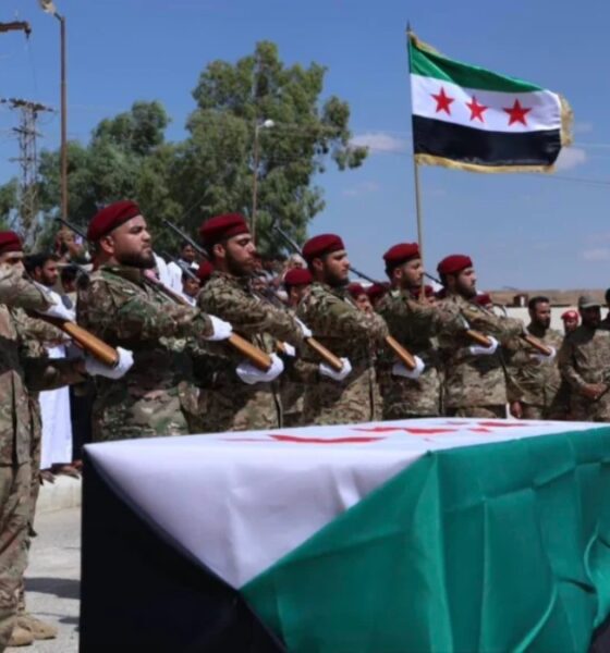 Rinden honores a militartes fallecidos tras explosión de depósito de armas en Siria