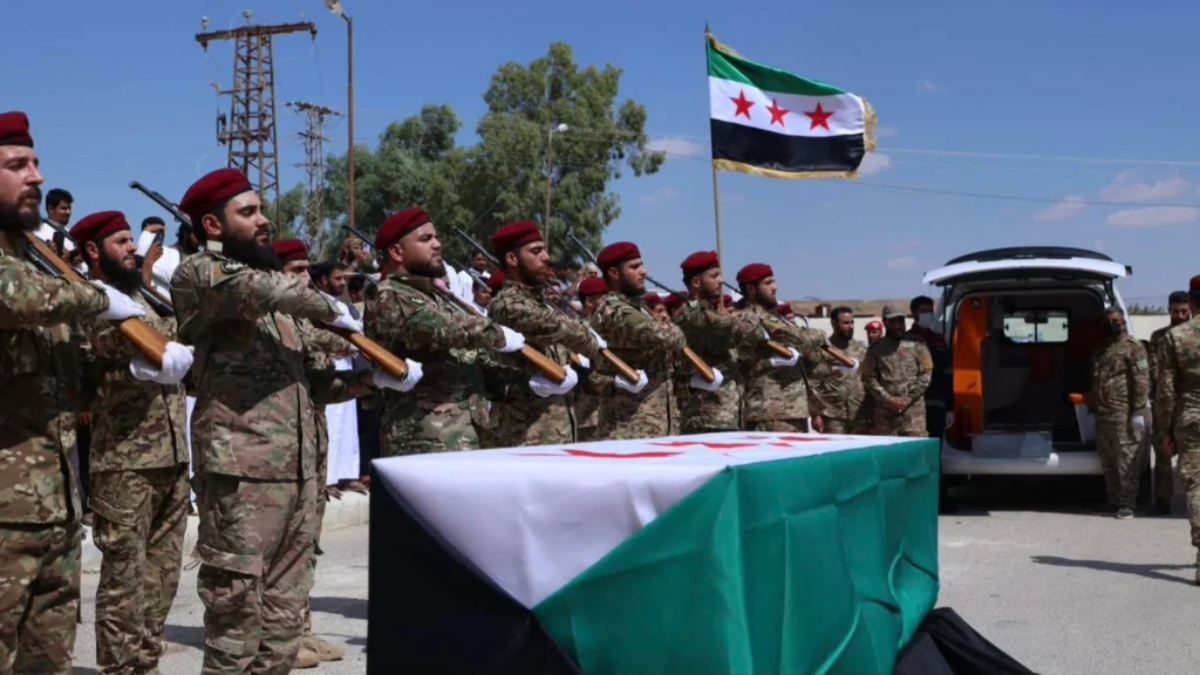 Rinden honores a militartes fallecidos tras explosión de depósito de armas en Siria