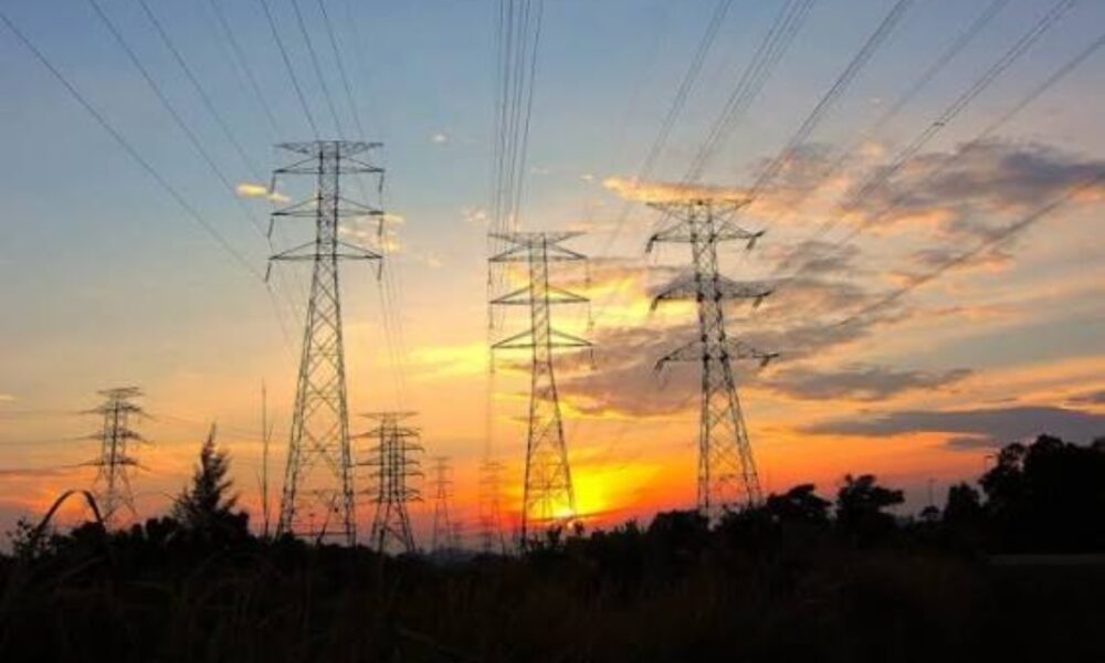 Caracas, 19 de septiembre de 2026. El Ministerio del Poder Popular para la Energía Eléctrica (MPPEE), informó que el país alcanzó este viernes un pico de consumo de 16.030 megavatios (MW), lo que representa el nivel de demanda más elevado registrado en los últimos nueve años. En un comunicado publicado a través de su cuenta en Instagram, la entidad oficial atribuyó este incremento al impacto de las altas temperaturas en el país y al crecimiento continuo del uso de energía