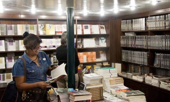 Biblioteca Ayacucho conmora 52 años de historia con conversatorio especial