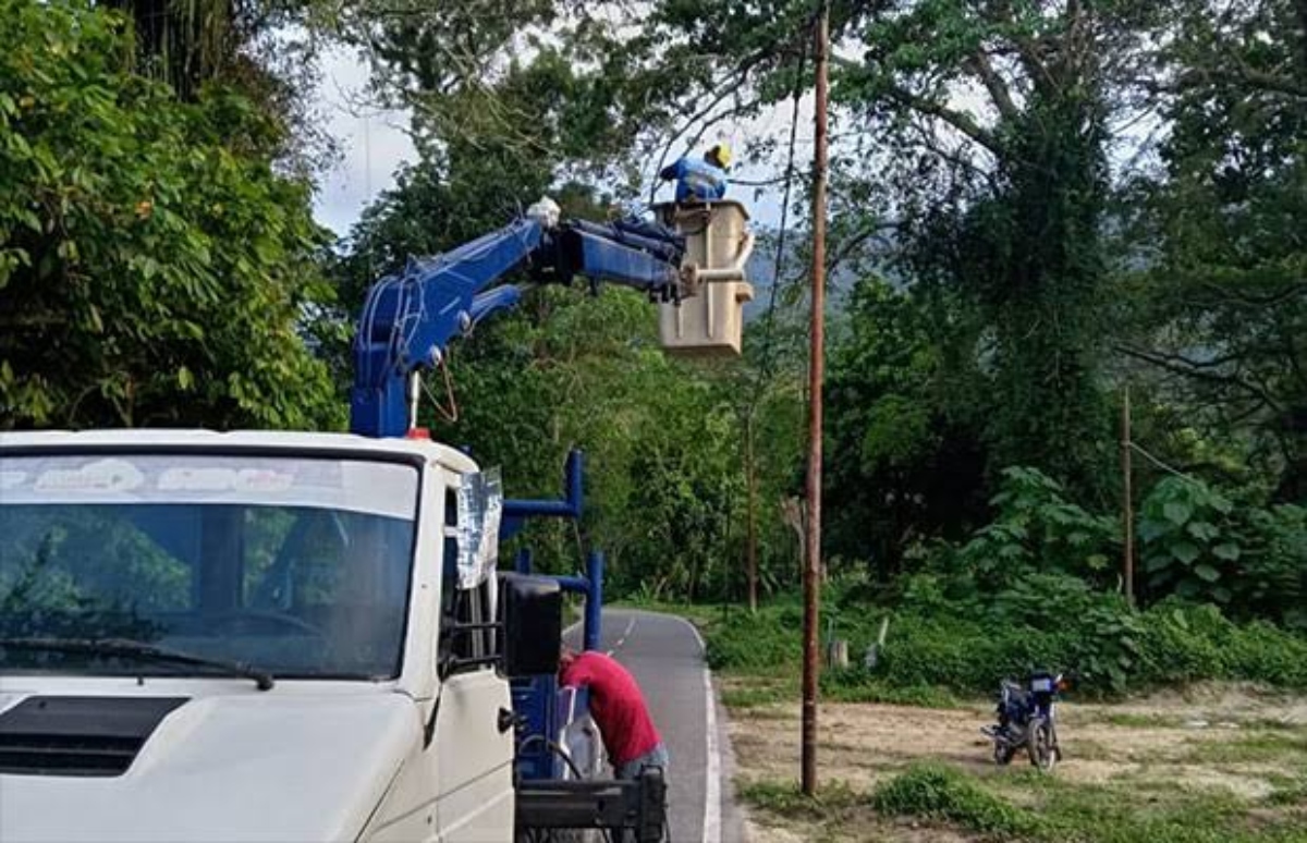 Más de 150 familias de Ocumare beneficiadas con instalación de luminarias y transformador