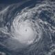 Huracán Karina llega a categoría 4 y amenaza península de Baja California