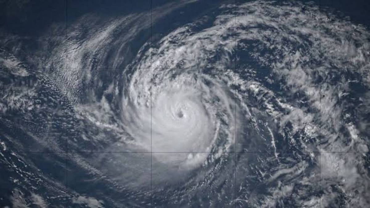 Huracán Karina llega a categoría 4 y amenaza península de Baja California