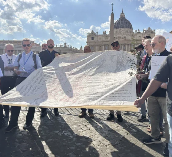 200 sacerdotes marchan en Roma contra el genocidio en Gaza