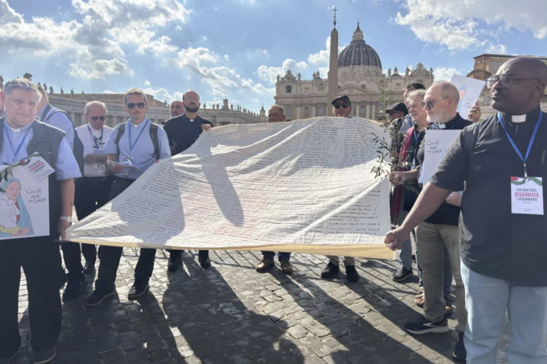200 sacerdotes marchan en Roma contra el genocidio en Gaza