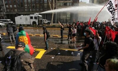 Carabineros reprimen marcha estudiantil en contra de reformas de Kast