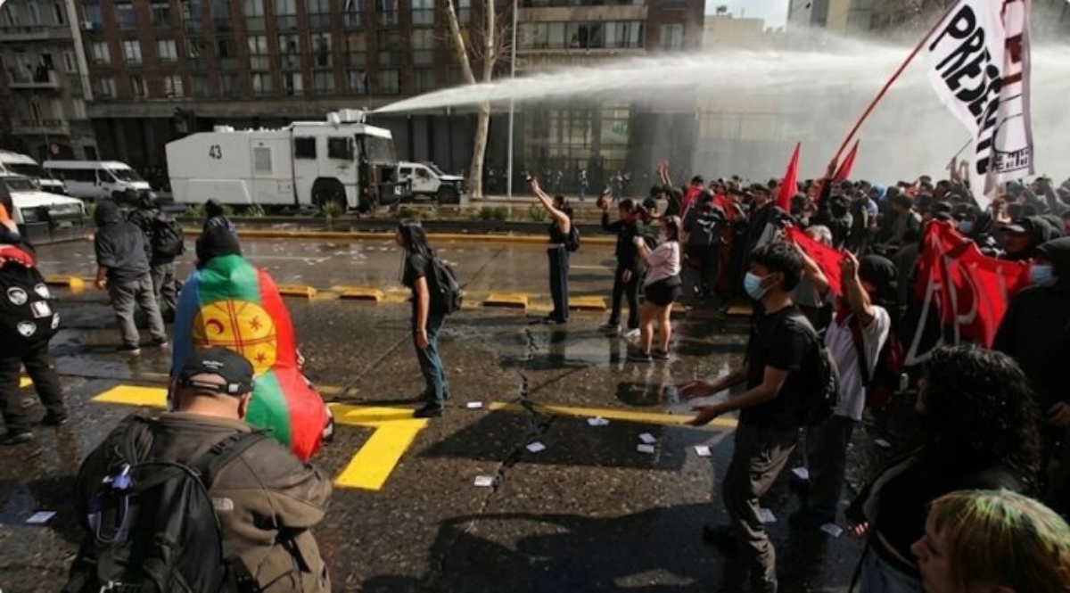 Carabineros reprimen marcha estudiantil en contra de reformas de Kast