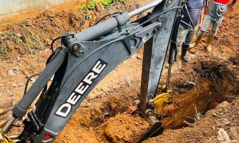 Sustituyen tubería de aguas servidas en Santa Teresa del Tuy