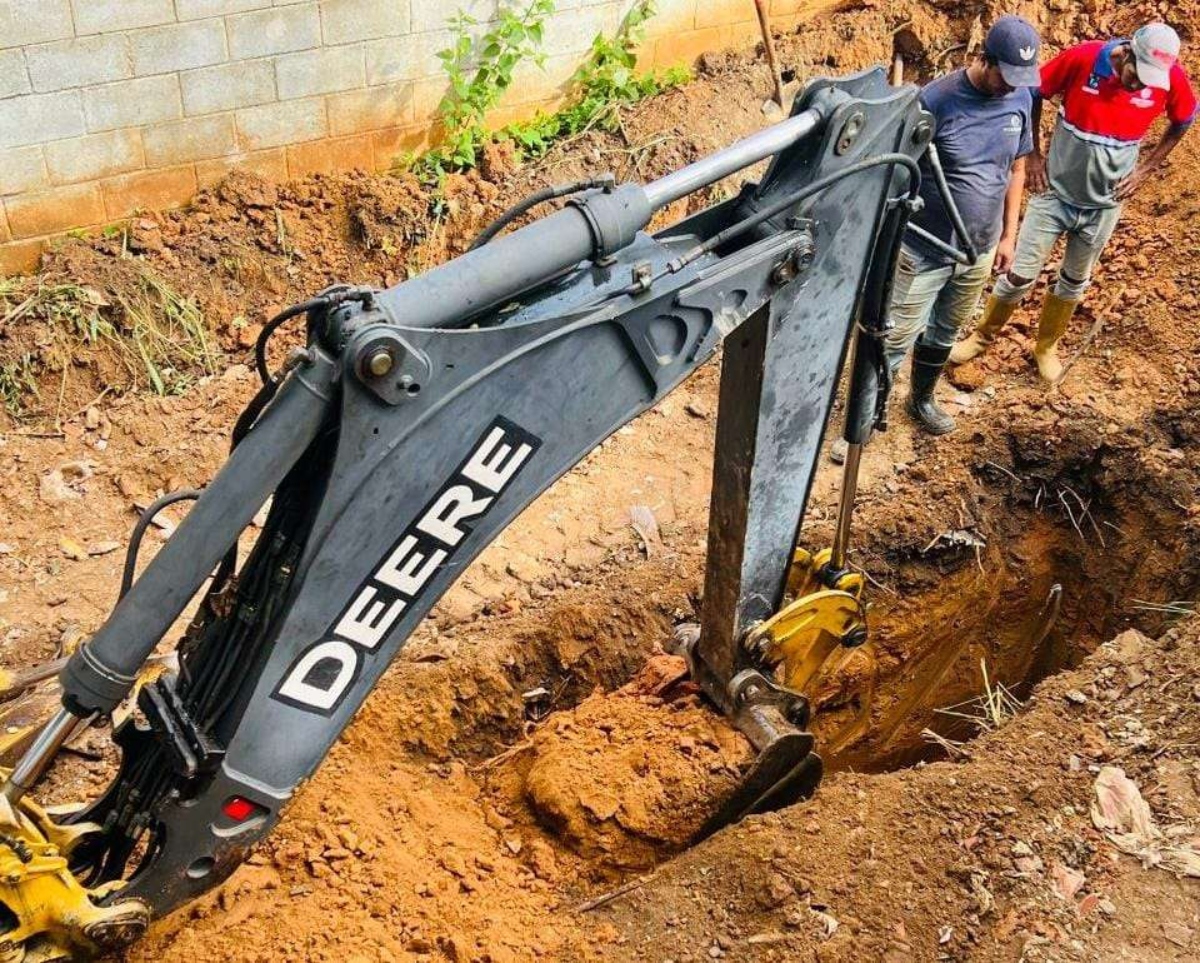 Sustituyen tubería de aguas servidas en Santa Teresa del Tuy