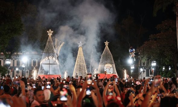 Agenda cultural de la región central arrancó este miércoles con la presentación oficial del cronograma para el mes de noviembre en rueda de prensa. Las autoridades detallaron que la planificación destaca la bienvenida a la Navidad, el Baile de La Llora y el Festival de la Dulcería Criolla en Palo Negro. Voceros y autoridades participantes El secretario de Cultura, Nicolás González, lideró los anuncios junto a Rommel Ramírez, director del Gabinete Ministerial, y Fanny Morillo, vocera del colectivo La Llora. González explicó que esta programación responde directamente al Plan de la Aragüeñidad, estrategia que impulsa la gobernadora Joana Sánchez para fortalecer la identidad regional. Inicio de festividades navideñas El despliegue festivo iniciará este 1 de noviembre con el encendido navideño pautado en el emblemático Teatro Ateneo de Maracay. Asimismo, las actividades continuarán el 2 de noviembre en la localidad de Zuata con la manifestación ancestral del Baile de La Llora. Encuentros tradicionales y nacionales El municipio San Casimiro albergará el 7 de noviembre el Encuentro Nacional de Burras y Burriquitas con cultores de todo el país. Posteriormente, Palo Negro celebrará su tradicional Feria de la Dulcería Criolla para consolidar el folclor local entre los habitantes y visitantes. Cierre de festividades patronales Para culminar el penúltimo mes del año, el pueblo aragüeño honrará la devoción a la Virgen de Belén el 26 de noviembre. Por consiguiente, la entidad desarrollará diversos actos culturales en todo su territorio para conmemorar a su patrona espiritual.