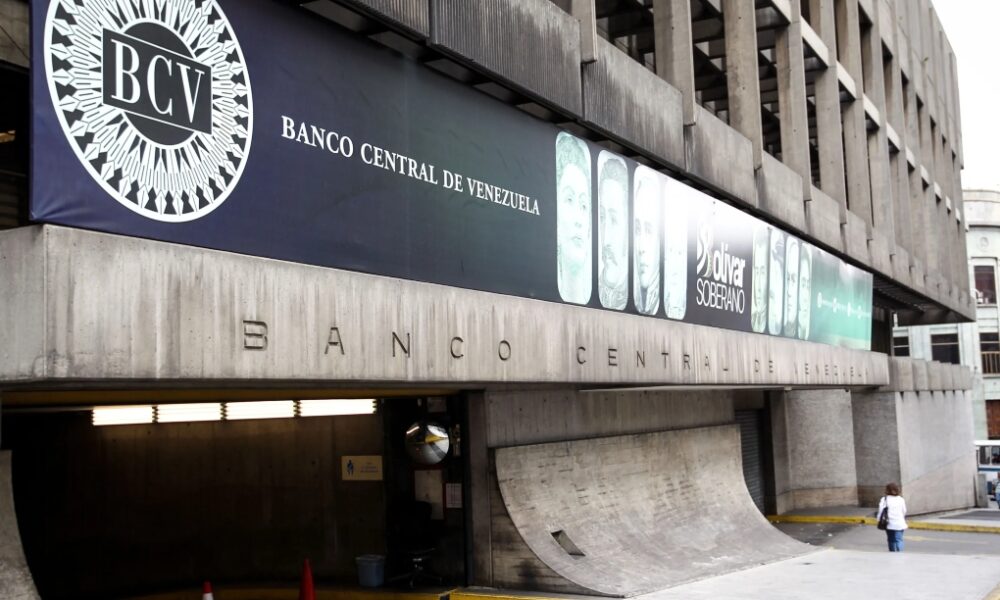 El acuerdo central, radica en estrechar la coordinación operativa entre las autoridades financieras y monetarias del Estado.