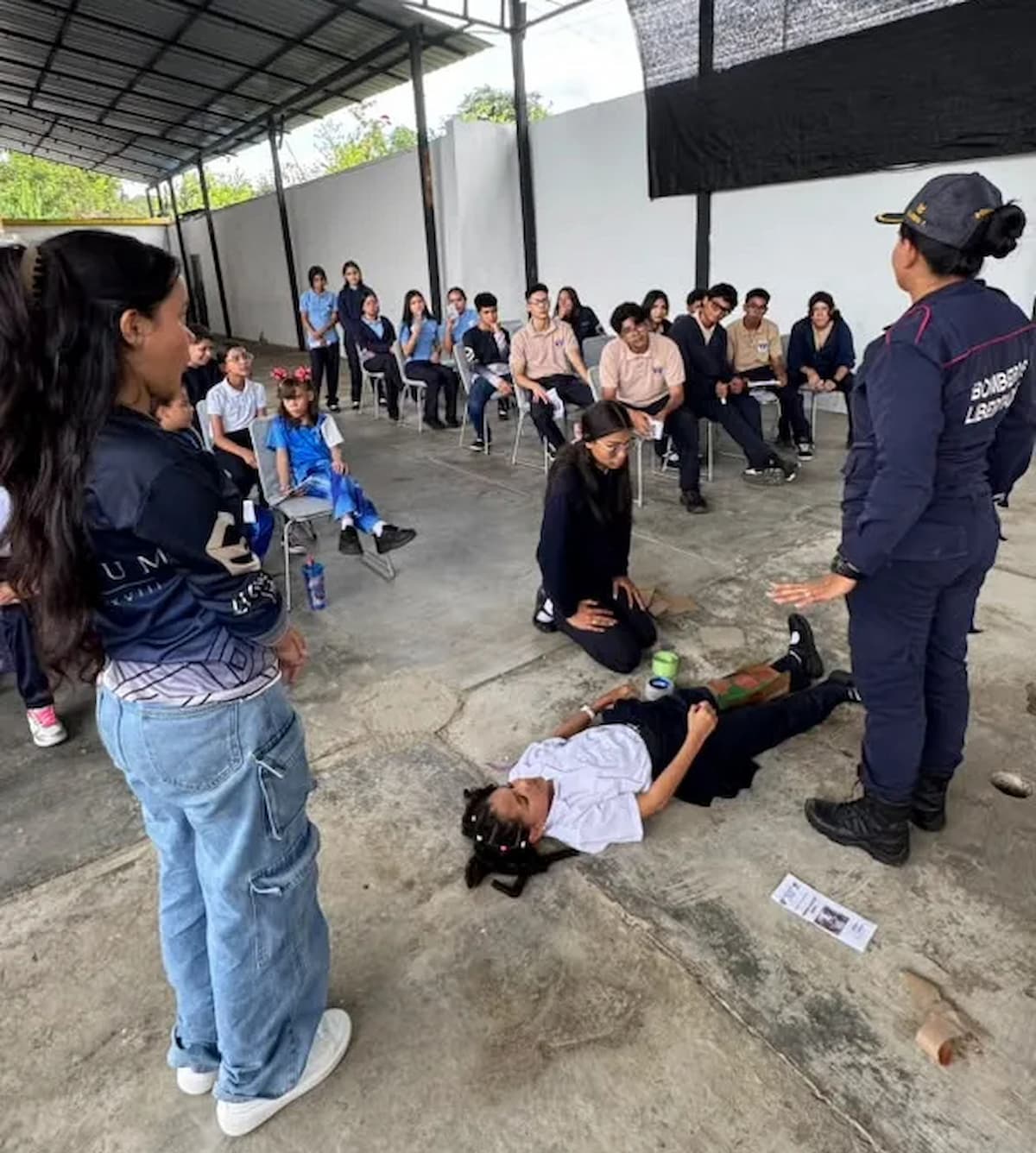 Un equipo del Cuerpo de Bomberos del municipio Libertador dictó un taller a los miembros de la Brigada Escolar del Colegio Augusto Comte