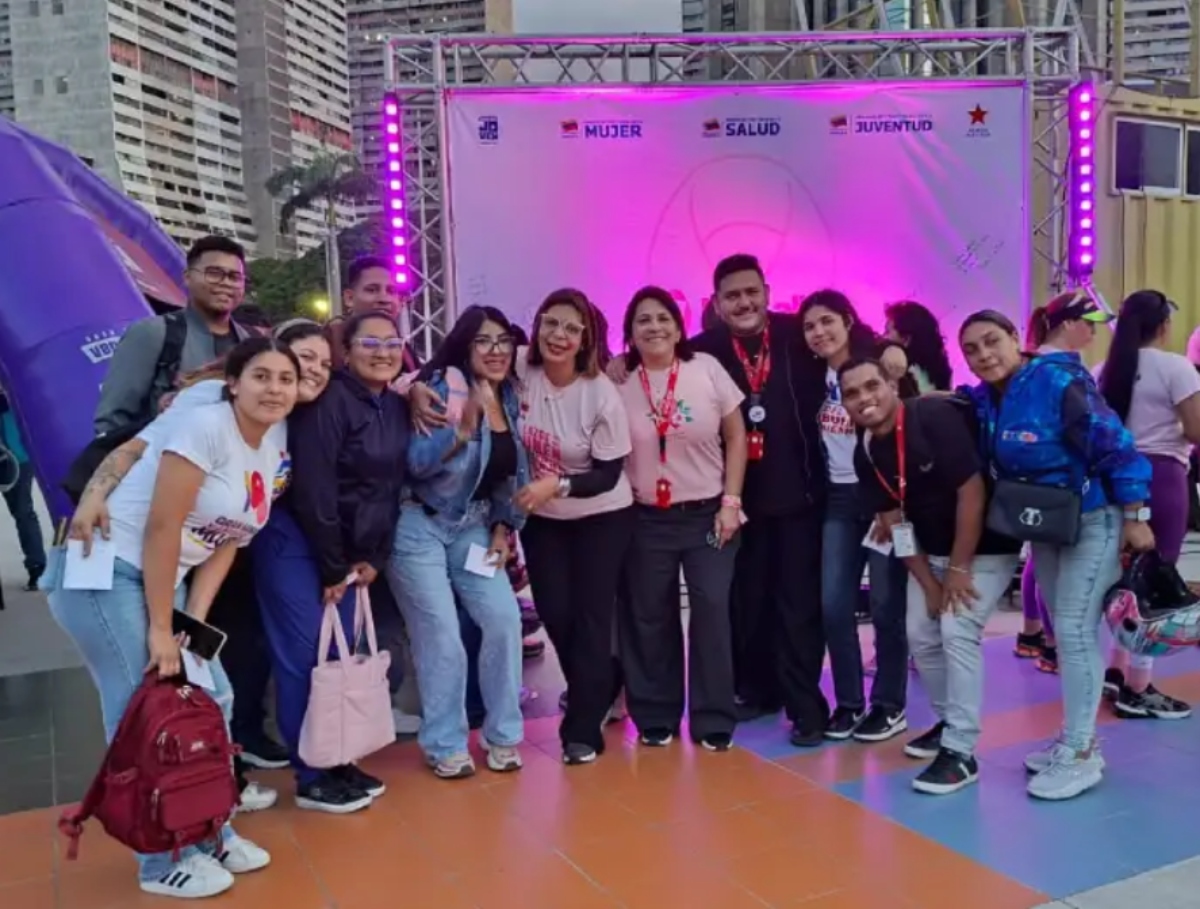 Caracas se ilumina de rosa en jornada preventiva contra el cáncer