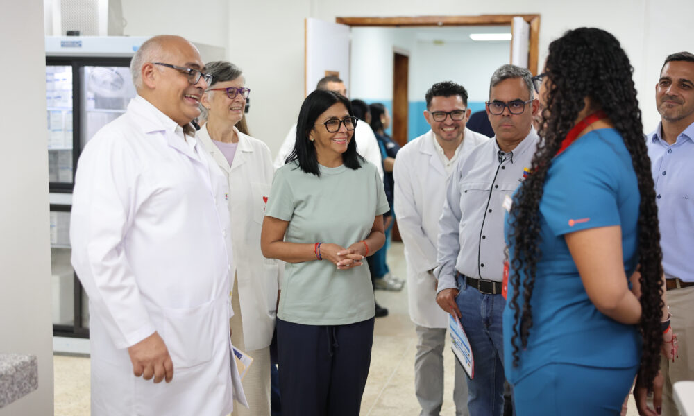 Mandataria inspecciona rehabilitación de hospitales dañados por el sismo en La Guaira
