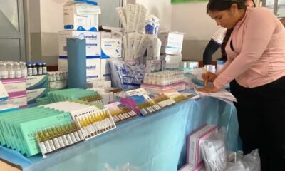 Paciente recibiendo la **distribución gratuita de medicamentos** de MinSalud.