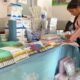 Paciente recibiendo la **distribución gratuita de medicamentos** de MinSalud.