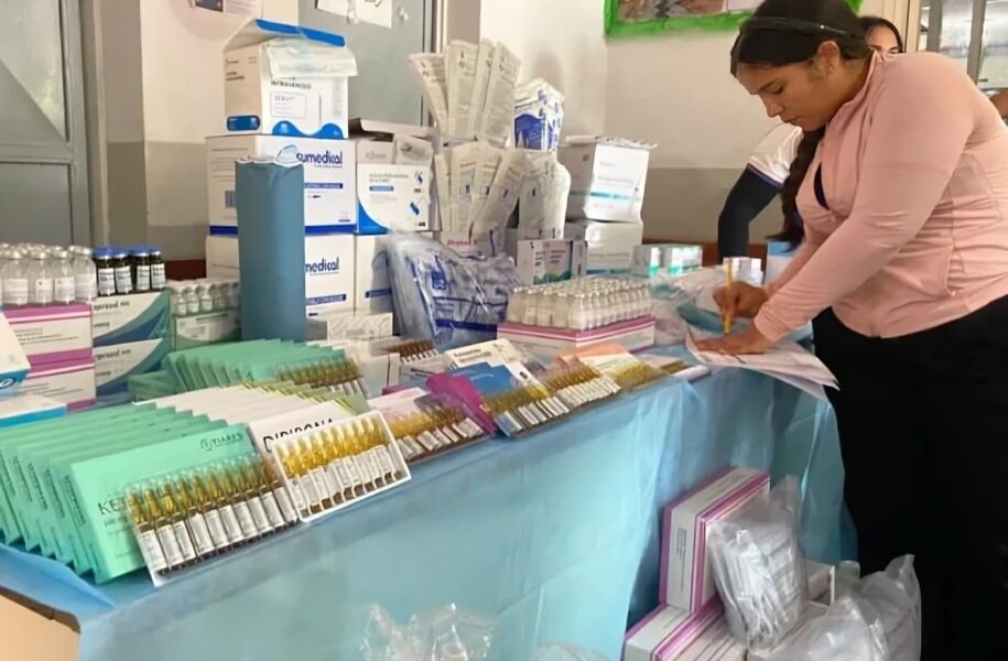 Paciente recibiendo la **distribución gratuita de medicamentos** de MinSalud.