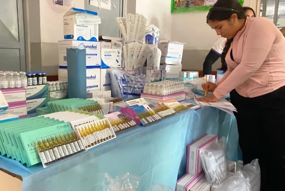 Paciente recibiendo la **distribución gratuita de medicamentos** de MinSalud.