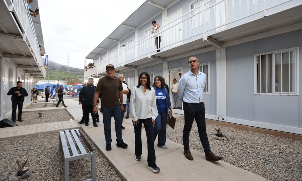La presidenta de la República Delcy Rodríguez señaló: “De aquí a diciembre no quede nadie en los campamentos y que las familias, madres, padres, niños, abuelos y abuelas sepan que van a tener una solución transitoria unifamiliar mientras"