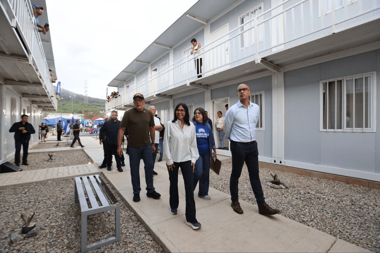 La presidenta de la República Delcy Rodríguez señaló: “De aquí a diciembre no quede nadie en los campamentos y que las familias, madres, padres, niños, abuelos y abuelas sepan que van a tener una solución transitoria unifamiliar mientras"