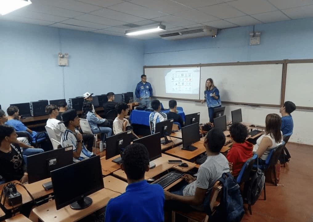 Estudiantes de la UPTTMBI participan en taller de software libre en Trujillo