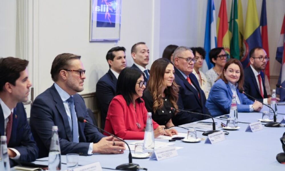 Delcy Rodríguez visita sede de la Organización Internacional Ítalo-Latino Americana