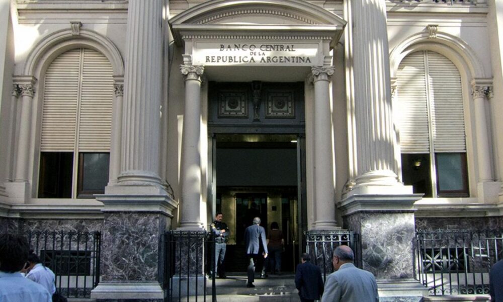 Banco Central de Argentina confirma recesión tras declive económico