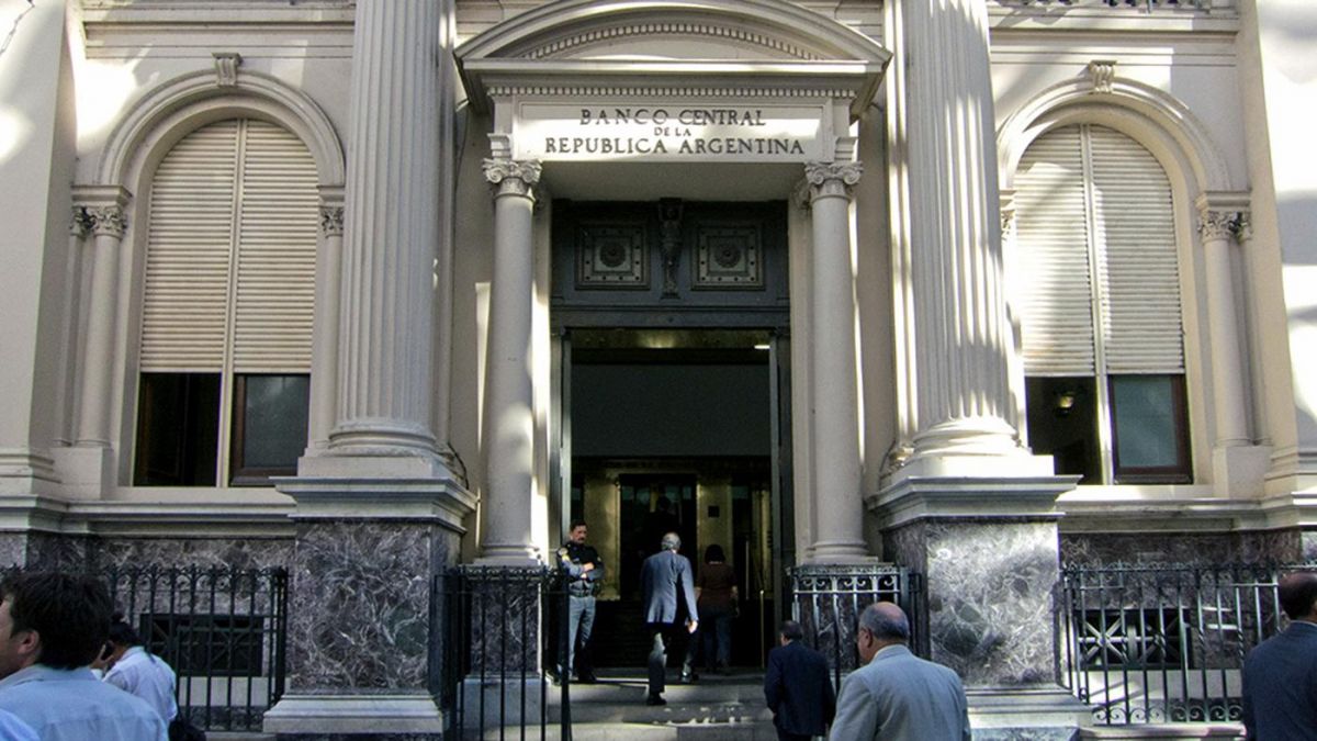 Banco Central de Argentina confirma recesión tras declive económico