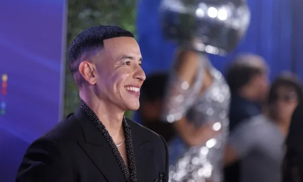 Daddy Yankee homenajea al amor en su nuevo álbum «La Postal»
