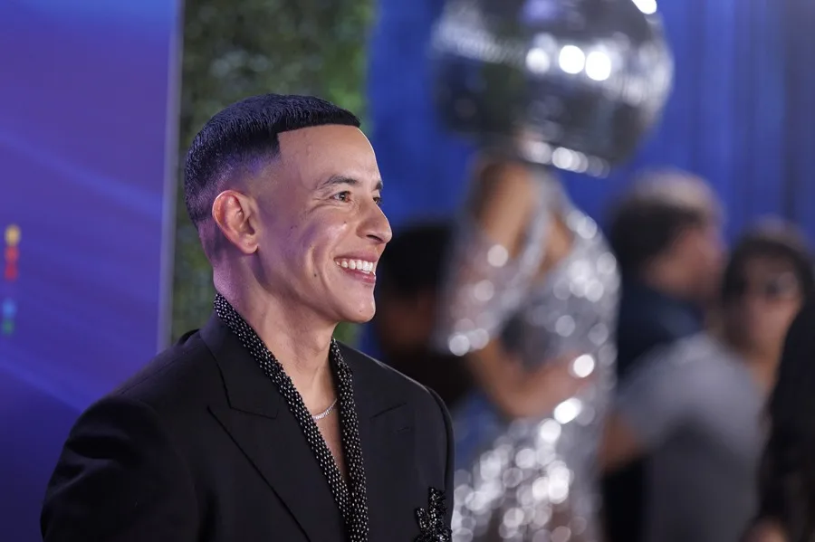 Daddy Yankee homenajea al amor en su nuevo álbum «La Postal»