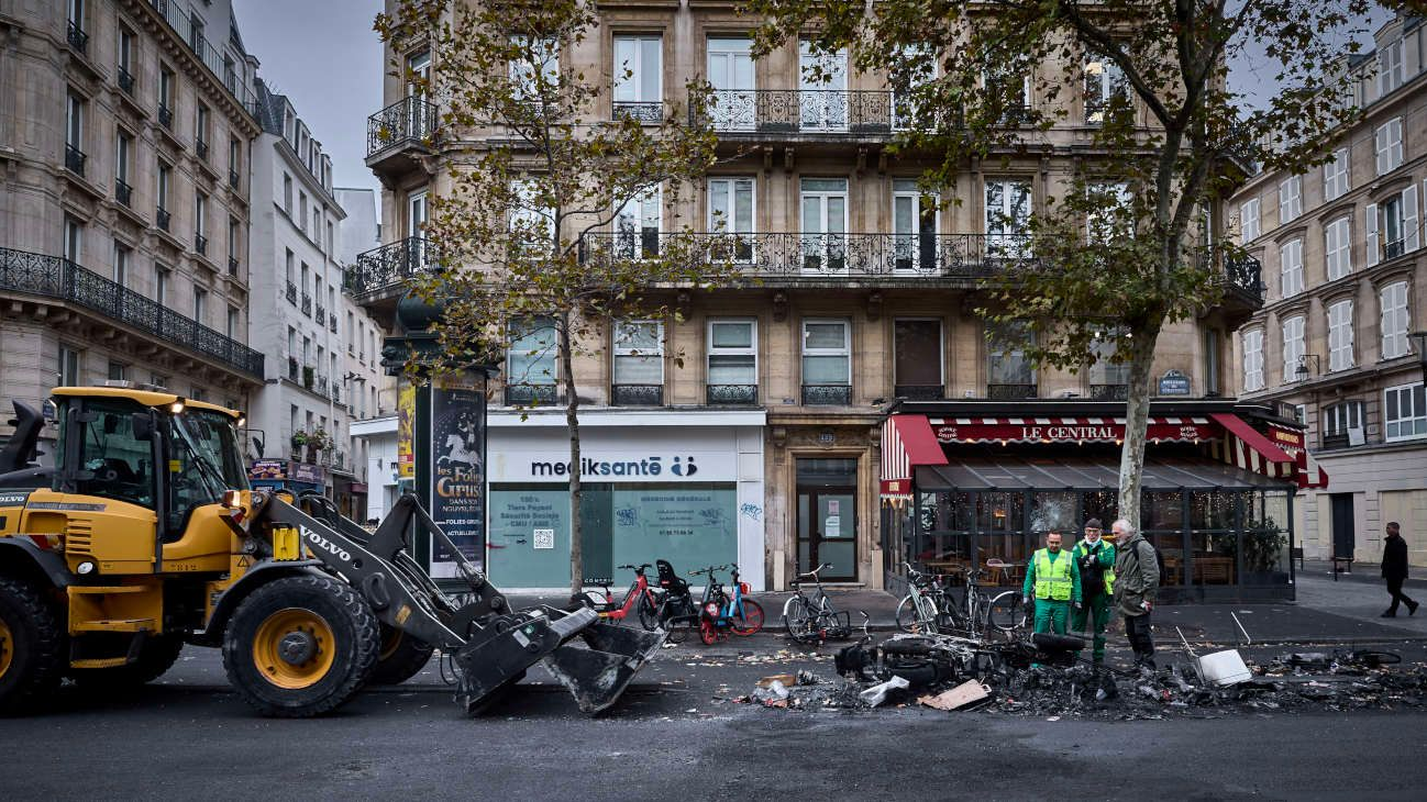 Decretan toque de queda parcial en París