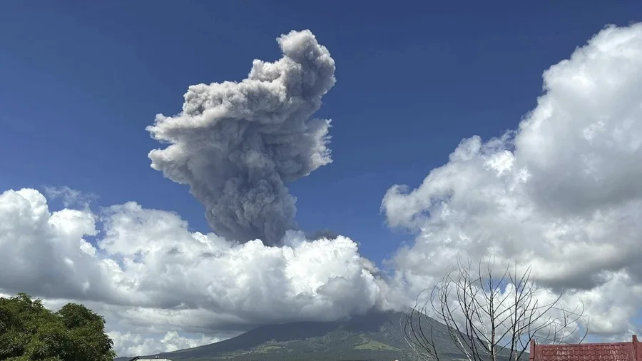 Erupción volcánica obliga evacuaciones masivas en Filipinas