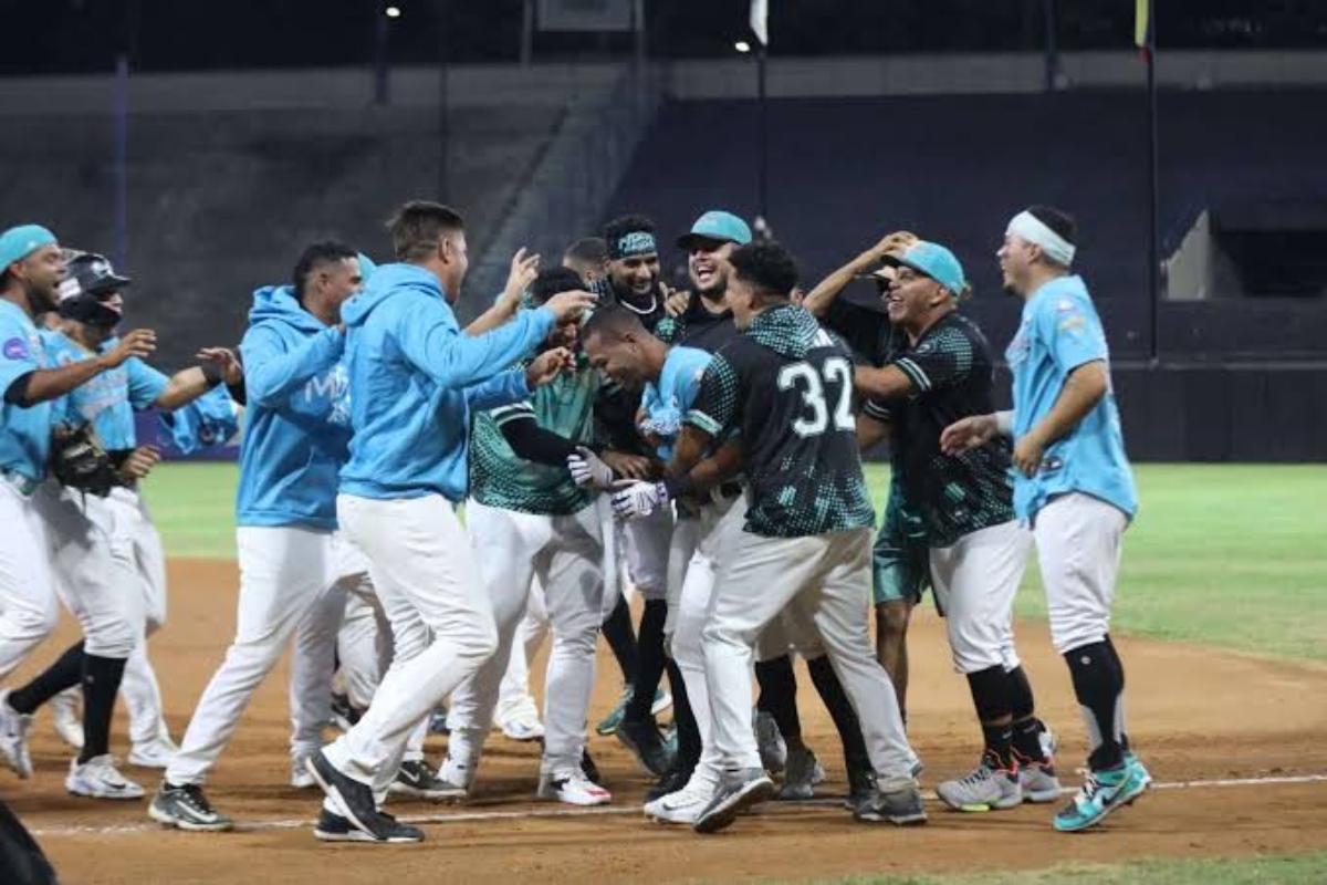 Bravos de Margarita derrota a Leones del Caracas 3-1